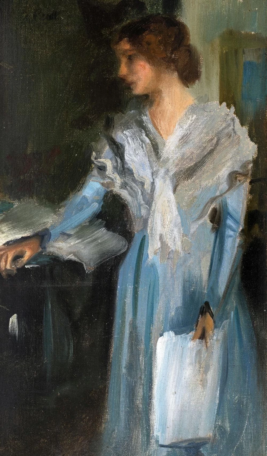 Giovane donna in abito blu all'interno